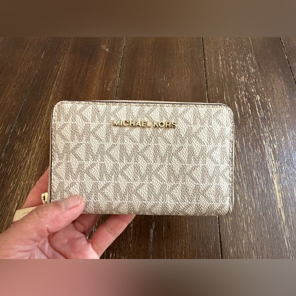 Michael Kors zip around wallet - Picture 3 of 15